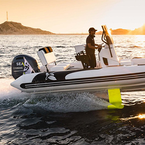 Plateforme équipée d’un bateau semi rigide à foil avec un drone marin de surface pour tous types de mesures océanographiques